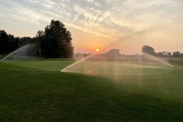 Opkomende zon  op  green hole 2