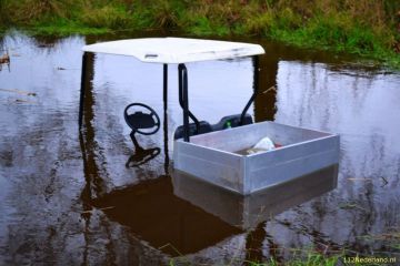 Golfkar te water