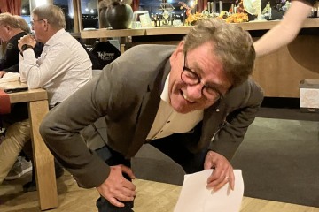 Moet die camera niet wat hoger staan? 