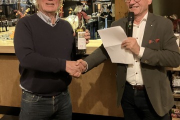 Peter Hilderink , lijstaanvoerder van de 9 holes Q en F 2024 ontvangt een  fles druivennat