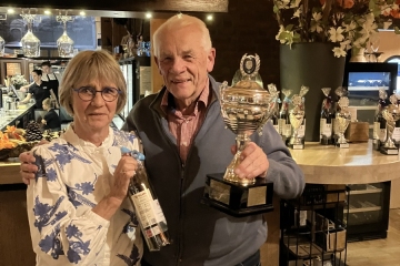 De cup krijgt (tijdelijk weliswaar) een plaatsje in Huize Puiman